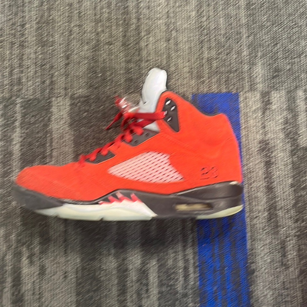 I am selling these air Jordan 5 retro 'raging Bull' they are a size 9.5.